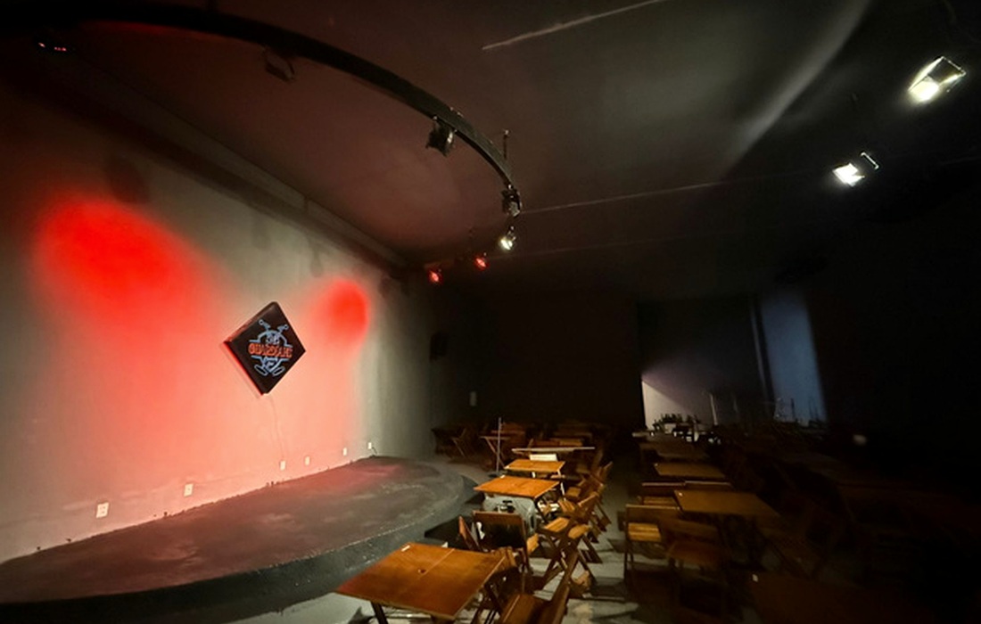 Ambiente comercial concluído com iluminação cênica