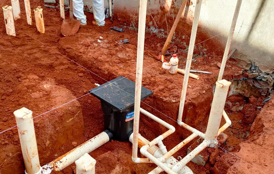 Rede hidráulica sendo instalada em obra