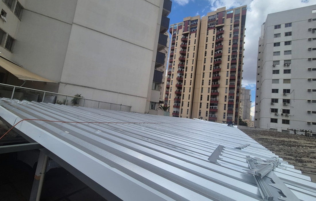 Cobertura metálica executada em edifício