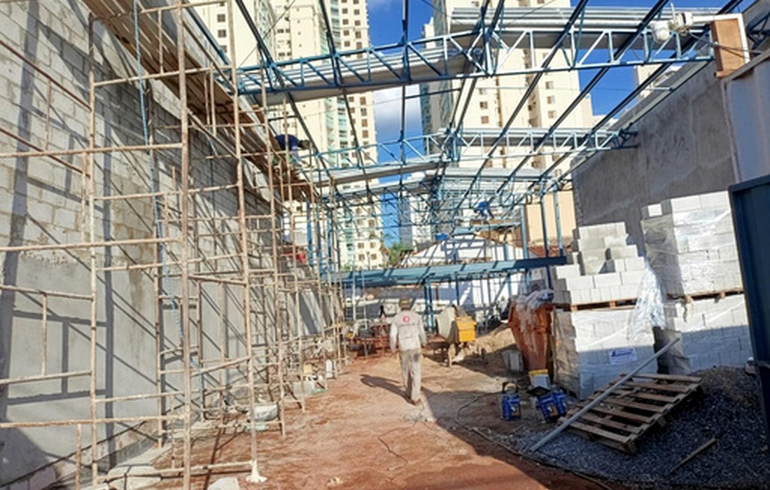 Estrutura metálica em fase de montagem