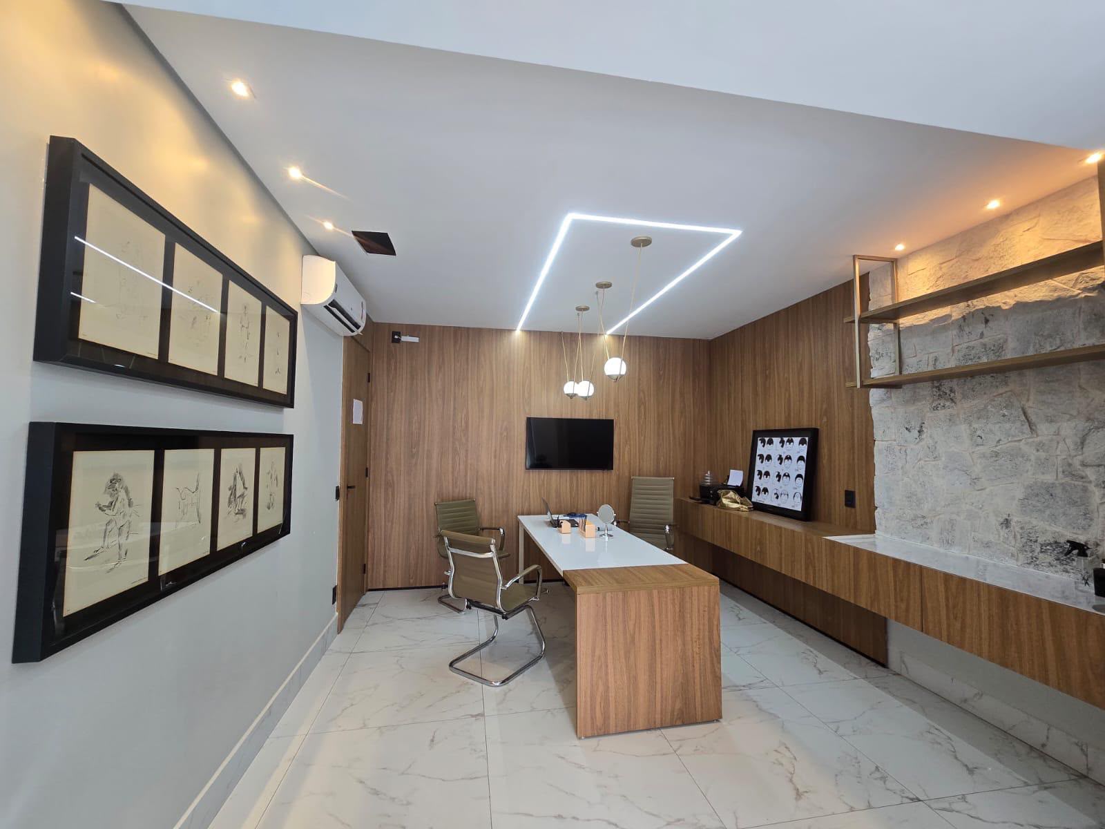 Ambiente interno finalizado na Clínica Robótica Capilar com marcenaria e iluminação