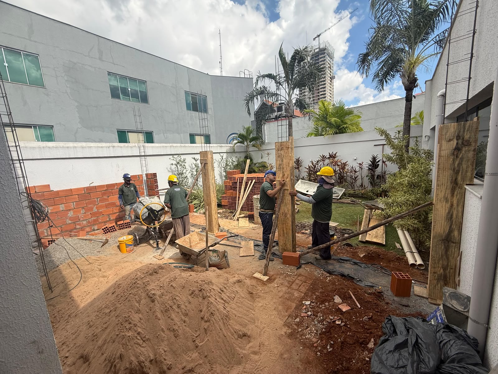 Equipe executando pilares e estrutura de ampliação na Clínica Robótica Capilar