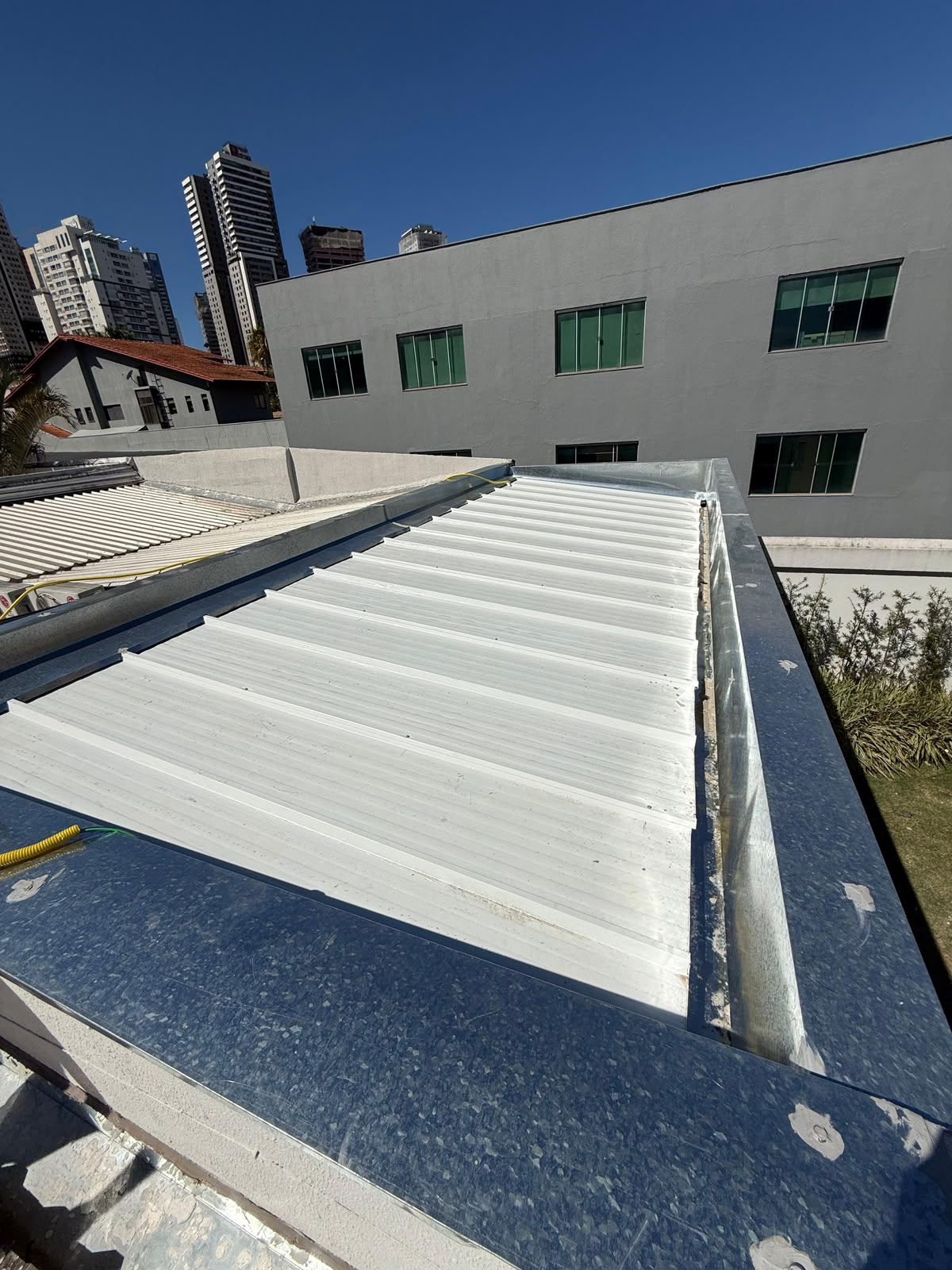 Cobertura executada na Clínica Robótica Capilar com telhas e arremates metálicos